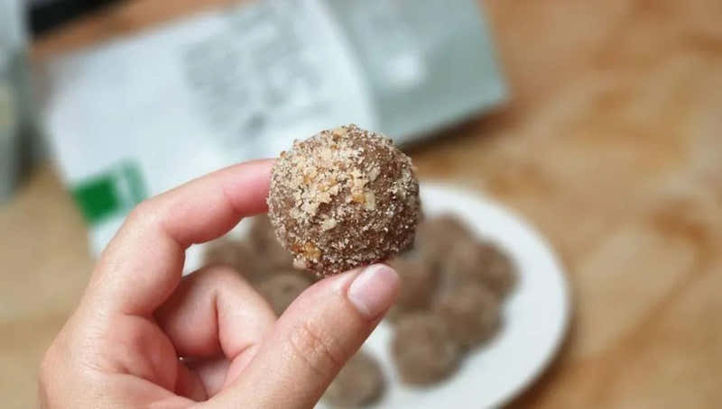 Cinnamon Bun Protein Balls