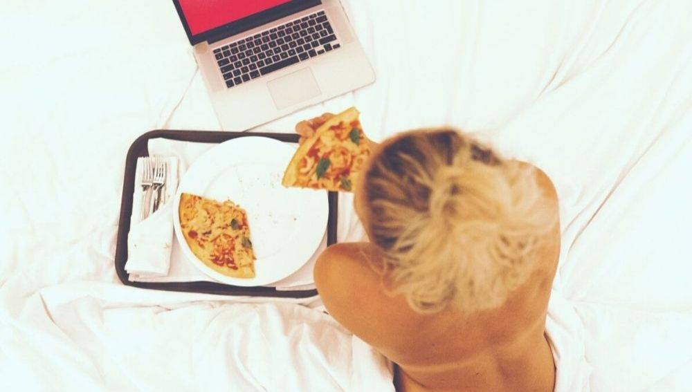 Does eating before bed make you gain weight?